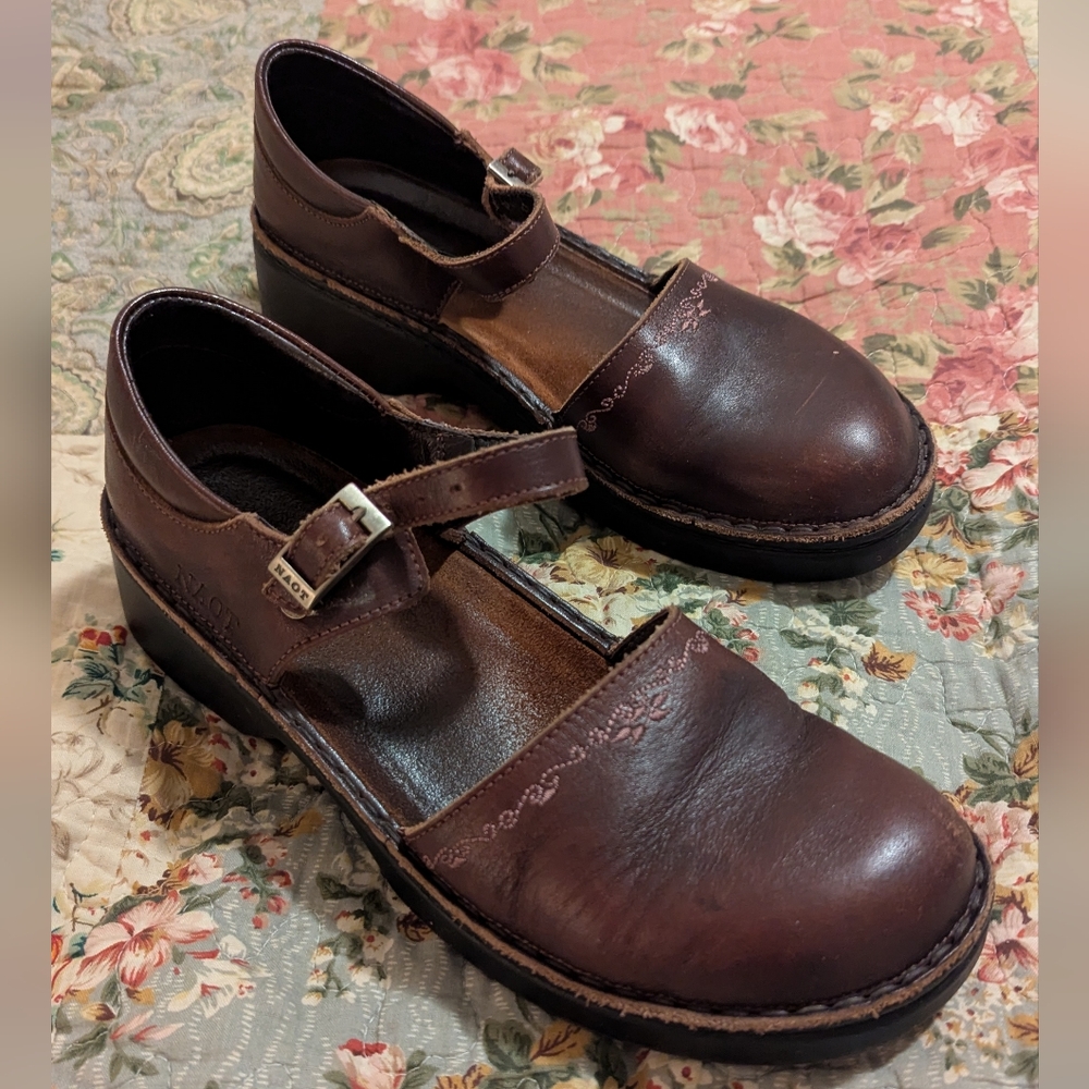Naot size 41 brown leather Mary Jane shoes